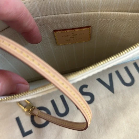 Brand new never used Louis Vuitton Blue and White Shoulder Bag Neverfull MM - Picture 10 of 15